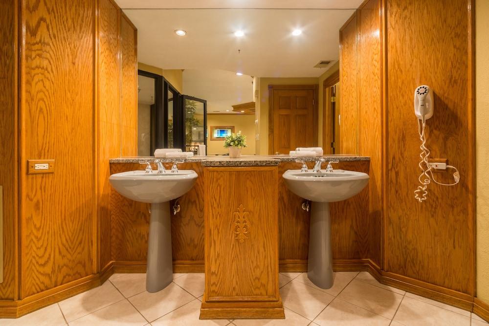 Sybaris Pool Suites Mequon photo 44