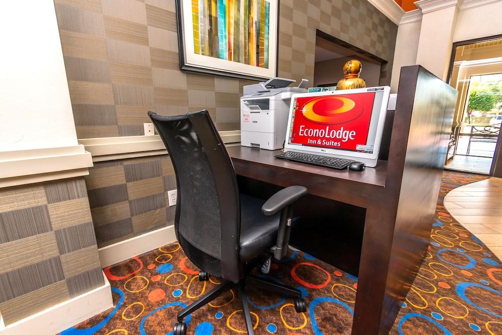 Econo Lodge Inn & Suites East photo 37
