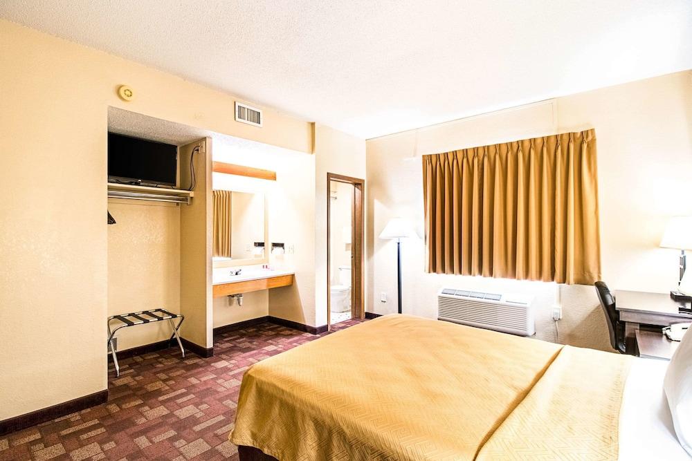 Econo Lodge Watertown photo 20