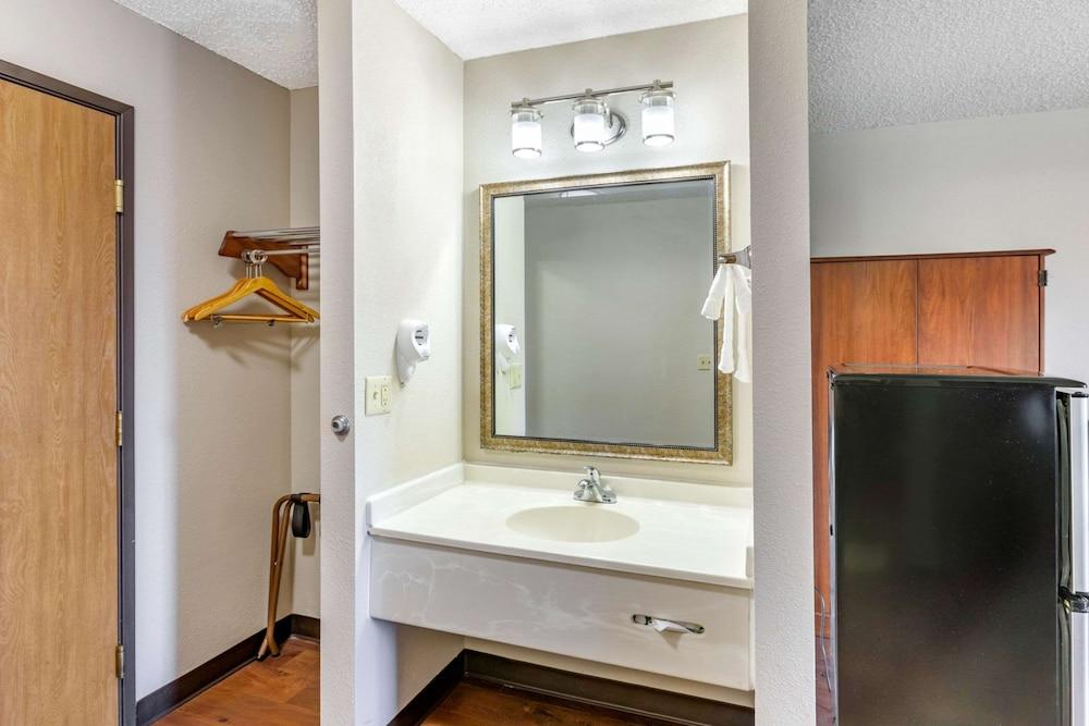 Econo Lodge Longmont East photo 33