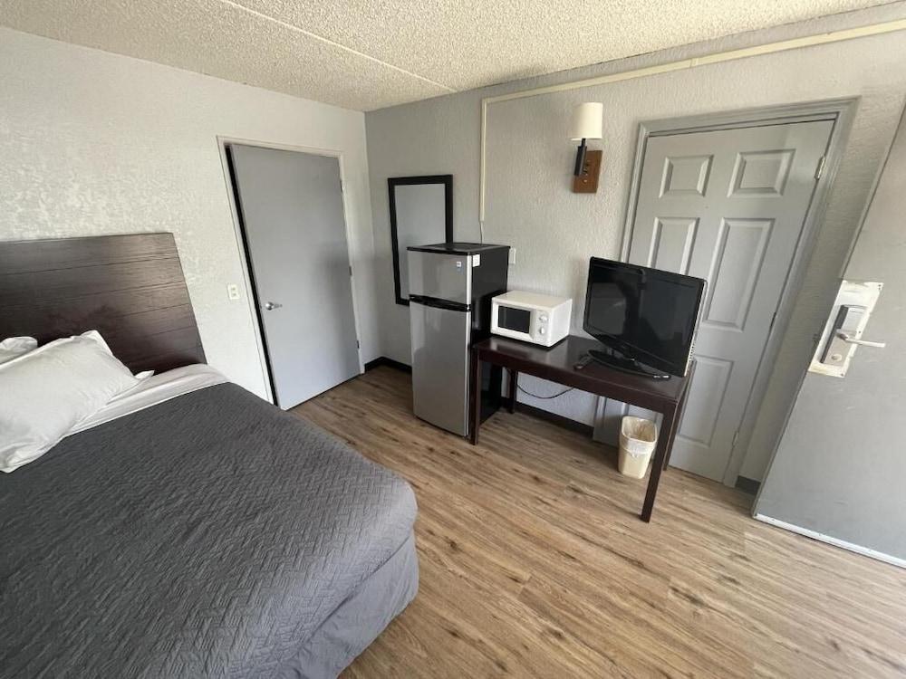 Rodeway Inn Albuquerque West photo 14