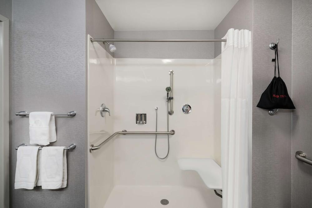 Hampton Inn & Suites Roanoke Airport photo 29