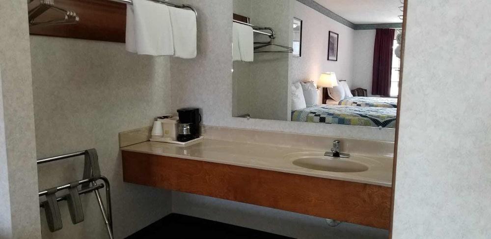 Americas Inn photo 25