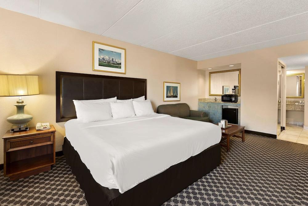 Hotel RL Cleveland Airport West photo 8