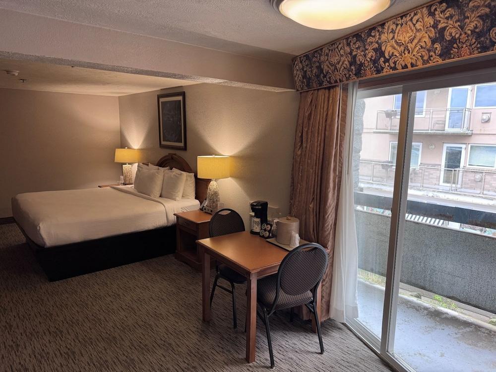 Promenade Inn & Suites Oceanfront photo 15