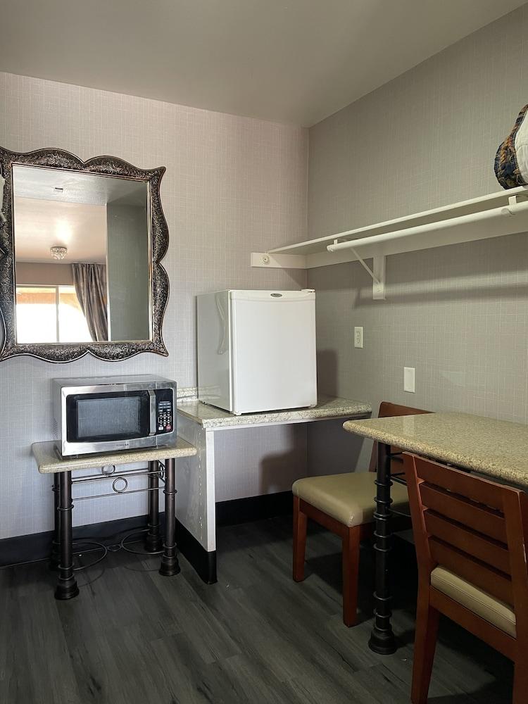 Crown Motel photo 30
