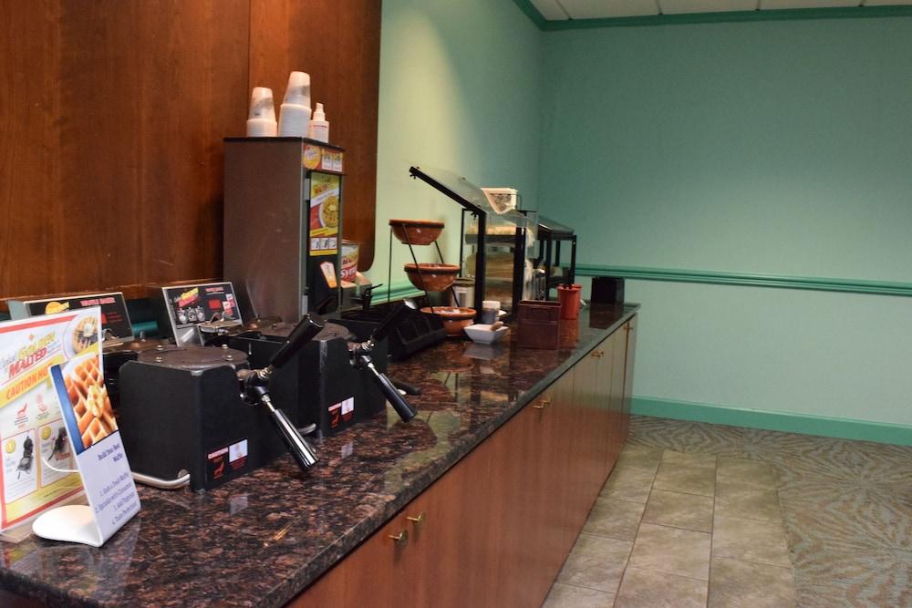 Ramada by Wyndham Savannah Gateway photo 29