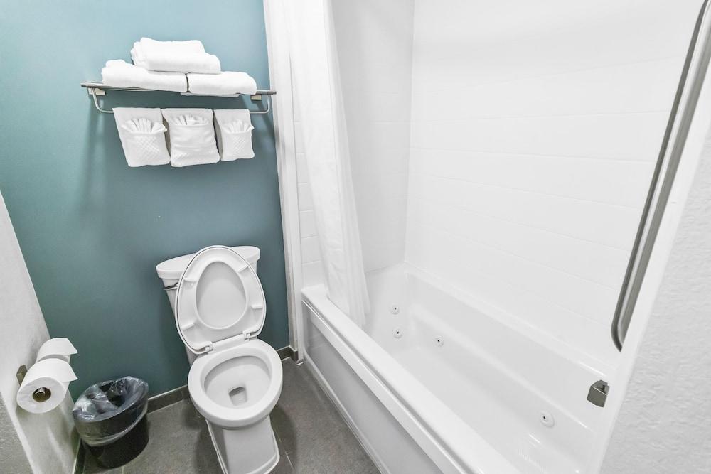 Suburban Studios Brunswick I-95 photo 26