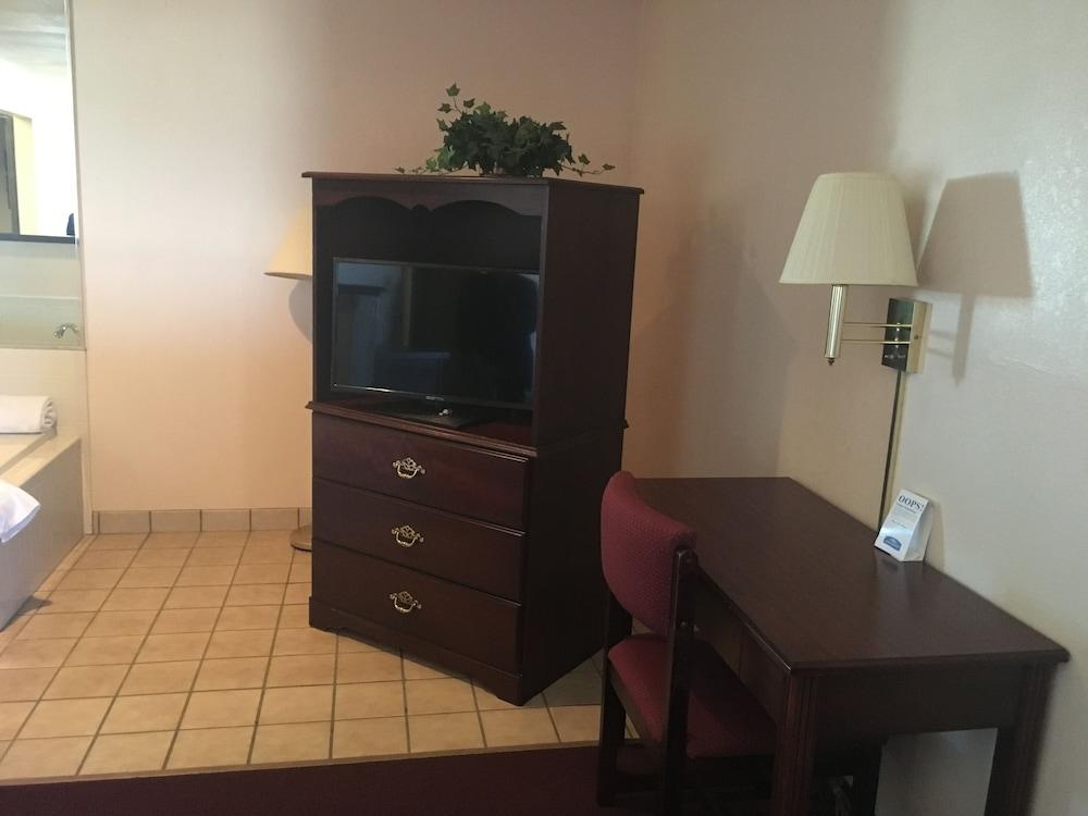Derby Inn & Suites photo 18