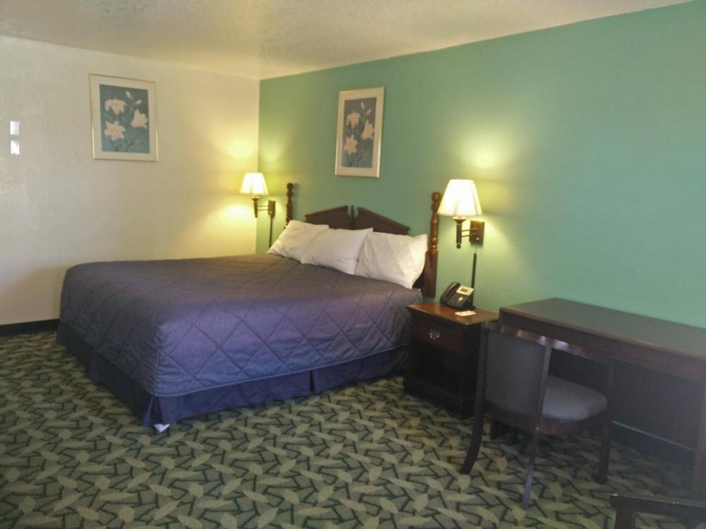 Relax Inn Mineral Wells photo 32