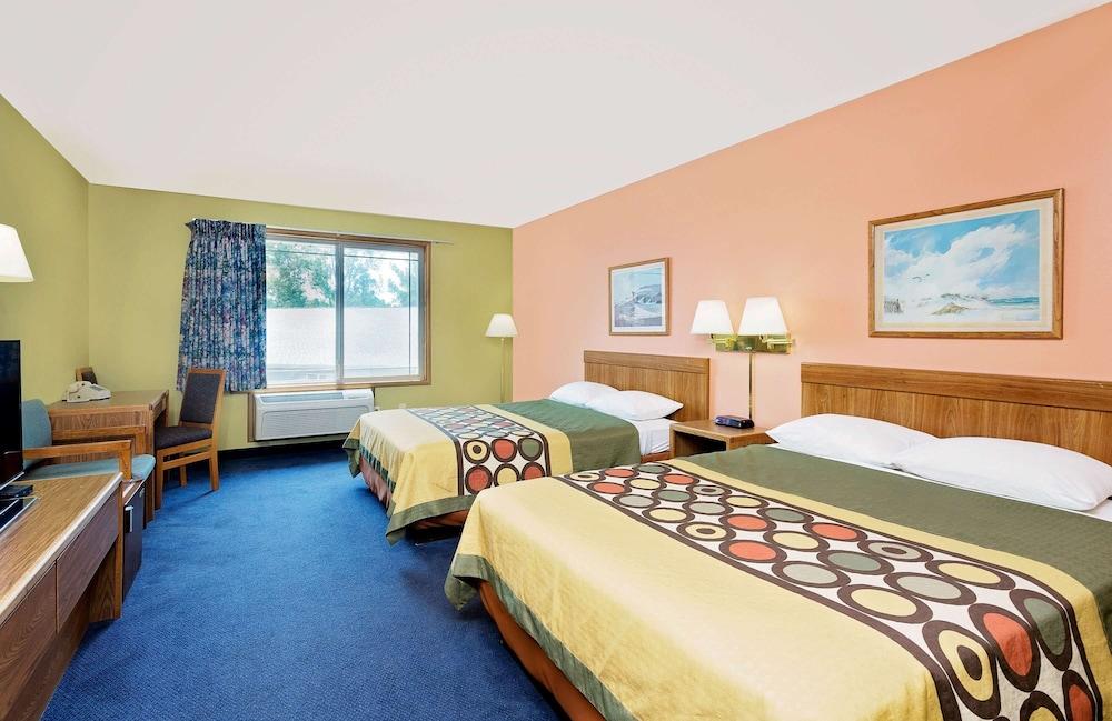 Super 8 by Wyndham Sturgeon Bay photo 8