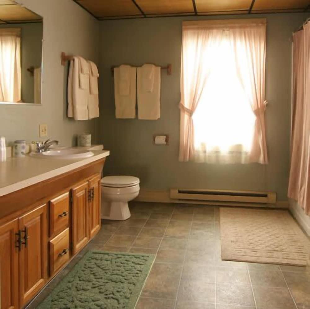 Crestmont Inn photo 33