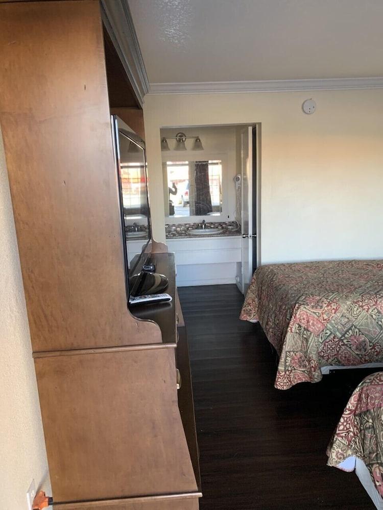 Economy Inn Monterey photo 7