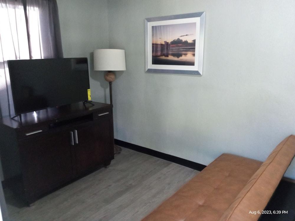 Homes-N-Courts photo 8