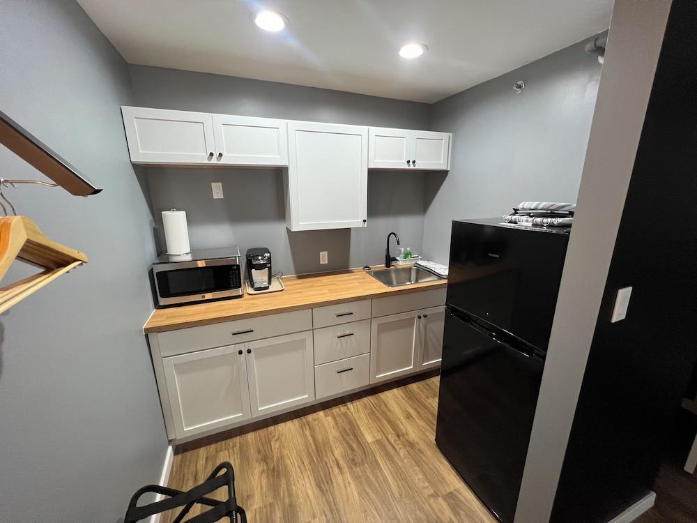 Lighthouse Inn & Suites photo 13