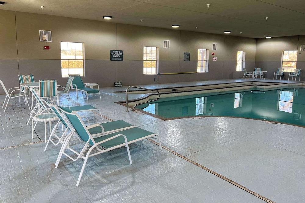 Comfort Inn & Suites photo 2