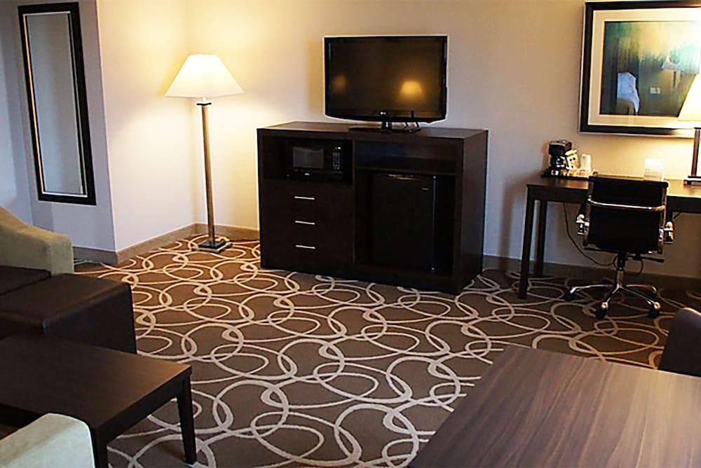 Elimwood Hotel, a Ramada by Wyndham photo 11