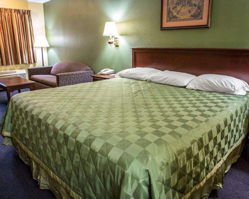Rodeway Inn & Suites Plymouth Hwy 64 photo 10