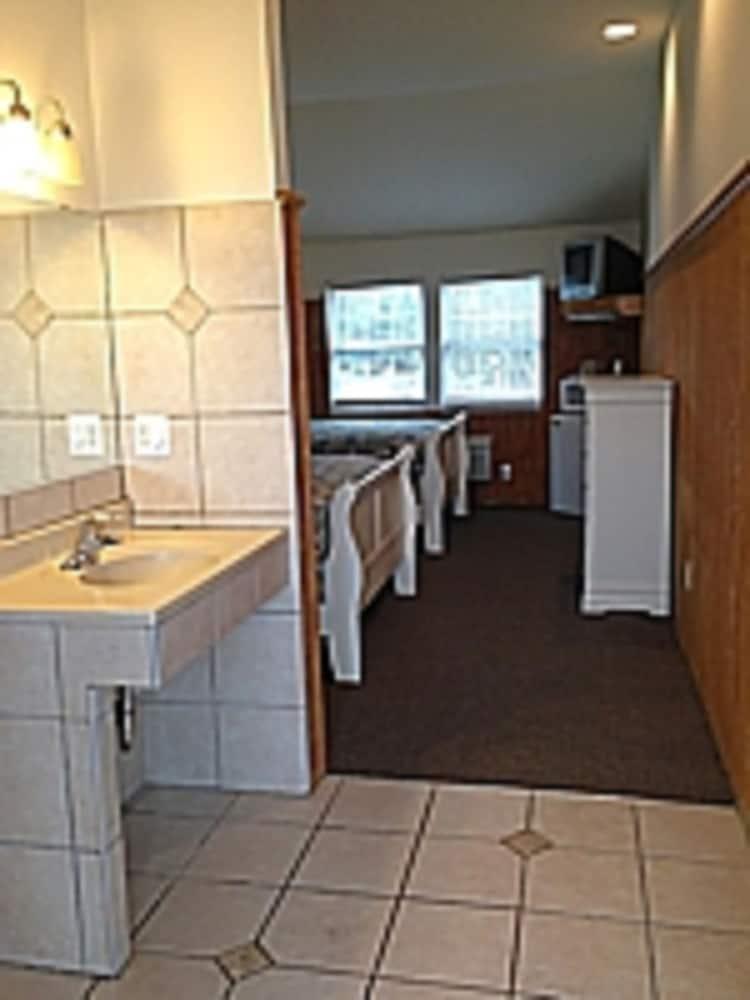 Pelican Point Motel photo 13