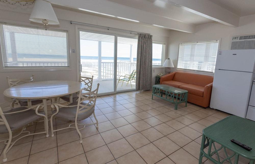 Fish Tales Boardwalk Inn photo 24