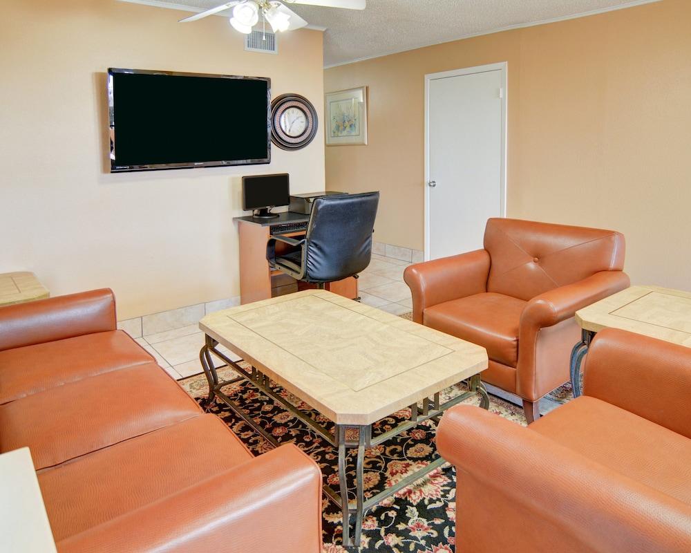 Super 8 by Wyndham Decatur Texas photo 4