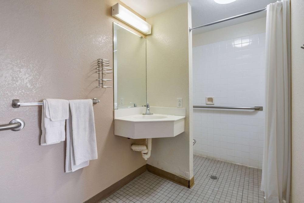 Econo Lodge Inn & Suites photo 31
