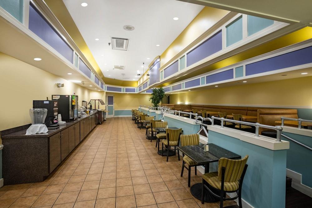 Super 8 by Wyndham Mobile I-65 photo 15