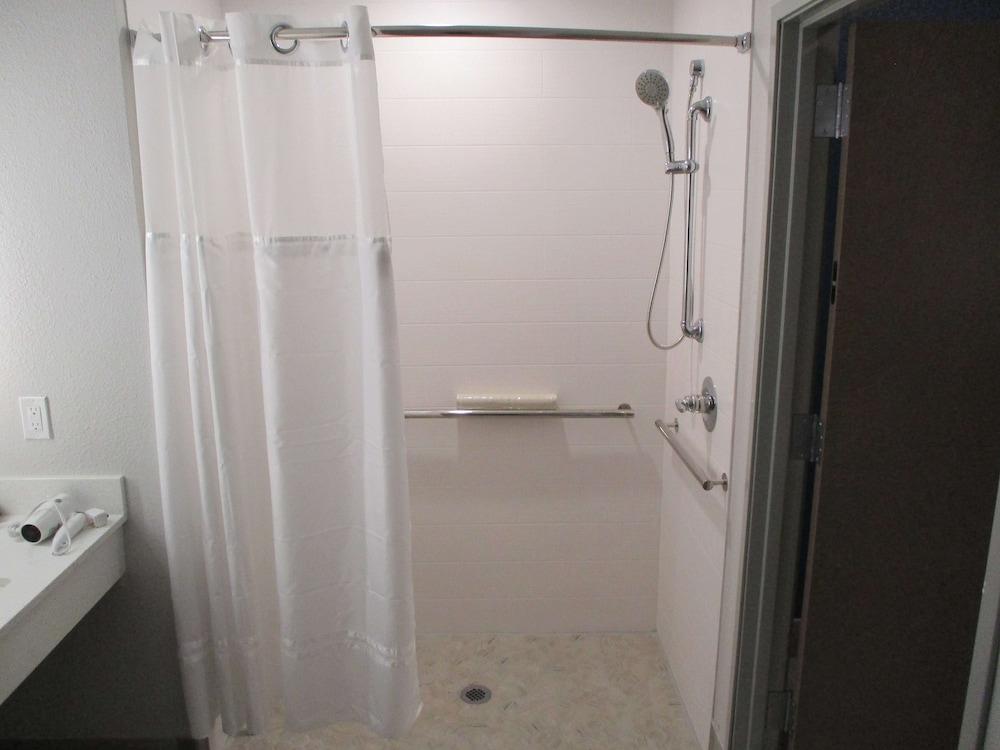 Merica Inn & Suites photo 14