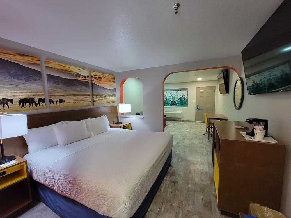 Days Inn by Wyndham Ruidoso Downs photo 7