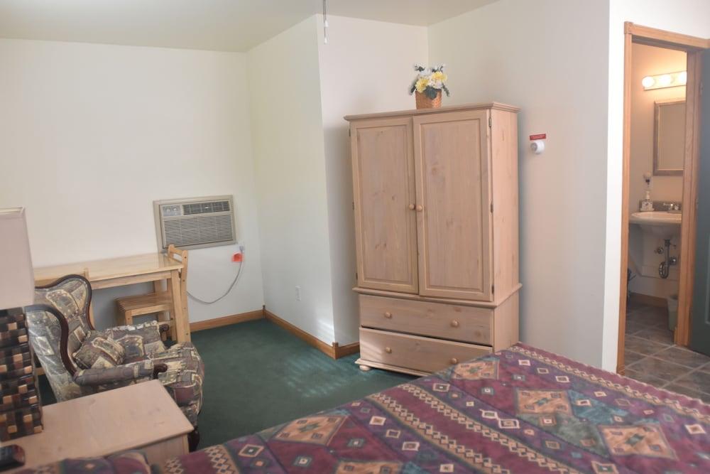 Blue Spruce Motel photo 3