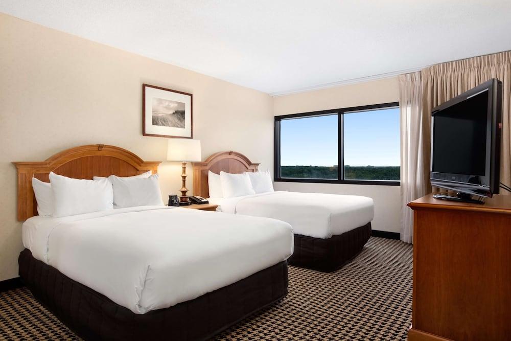 Hilton Chicago/Oak Brook Suites photo 5