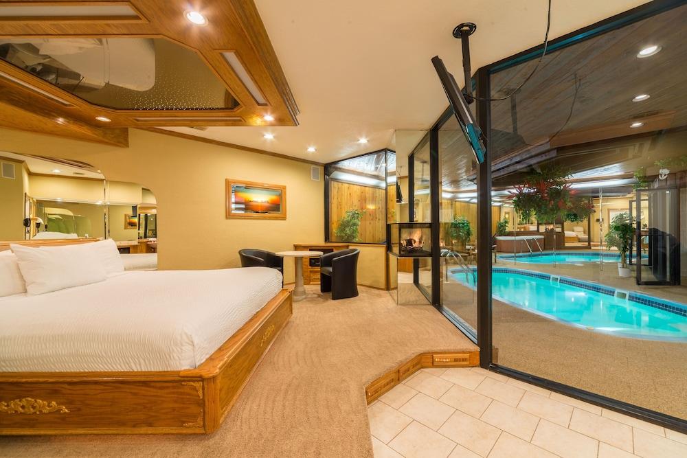 Sybaris Pool Suites Mequon photo 27