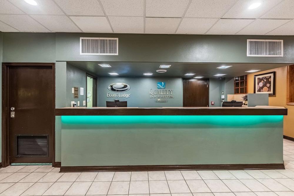 Quality Inn & Suites Albert Lea photo 17