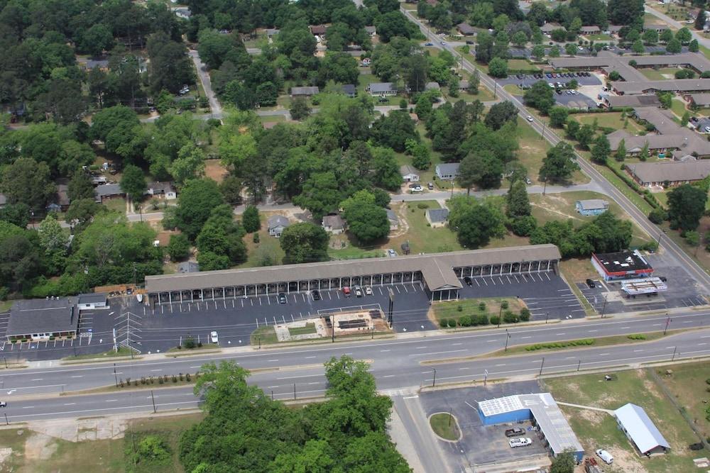 Scottish Inn & Suites photo 48