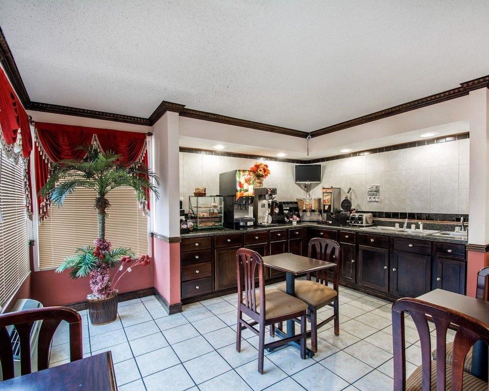 Econo Lodge Andalusia photo 54