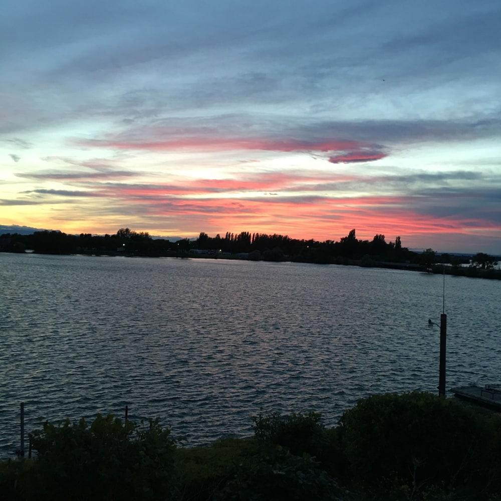 Lakeshore Inn Water Front photo 16