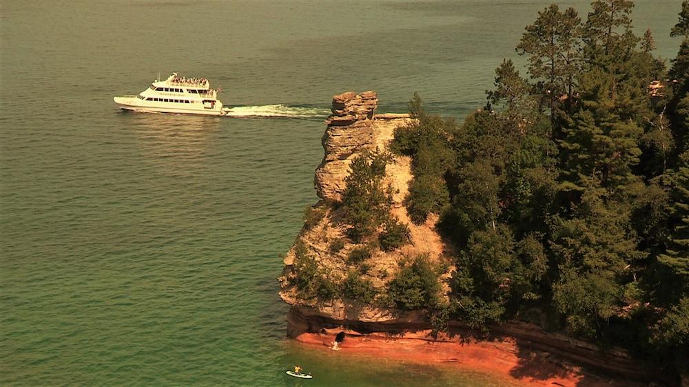 Pictured Rocks Inn & Suites photo 36