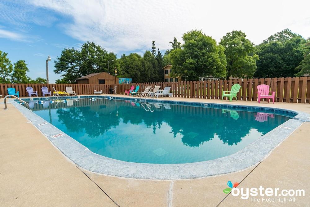 Lake Bluff Inn and Suites photo 35