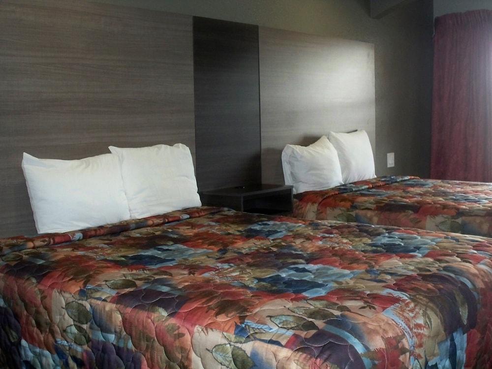 Scottish Inn & Suites photo 20