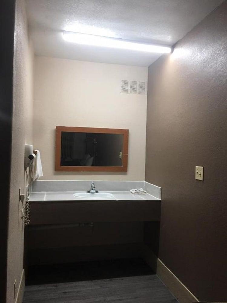 Executive Inn and Suites photo 20