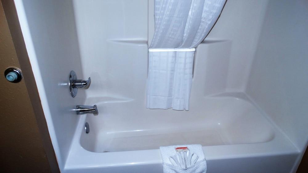 Oak Tree Inn & Suites photo 24