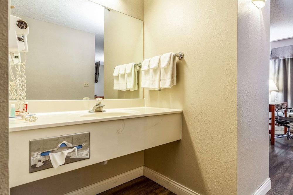 Econo Lodge Lincoln photo 45