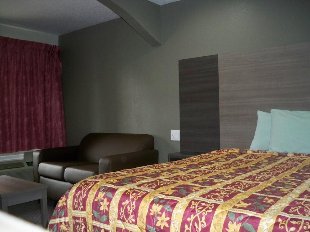 Scottish Inn & Suites photo 15