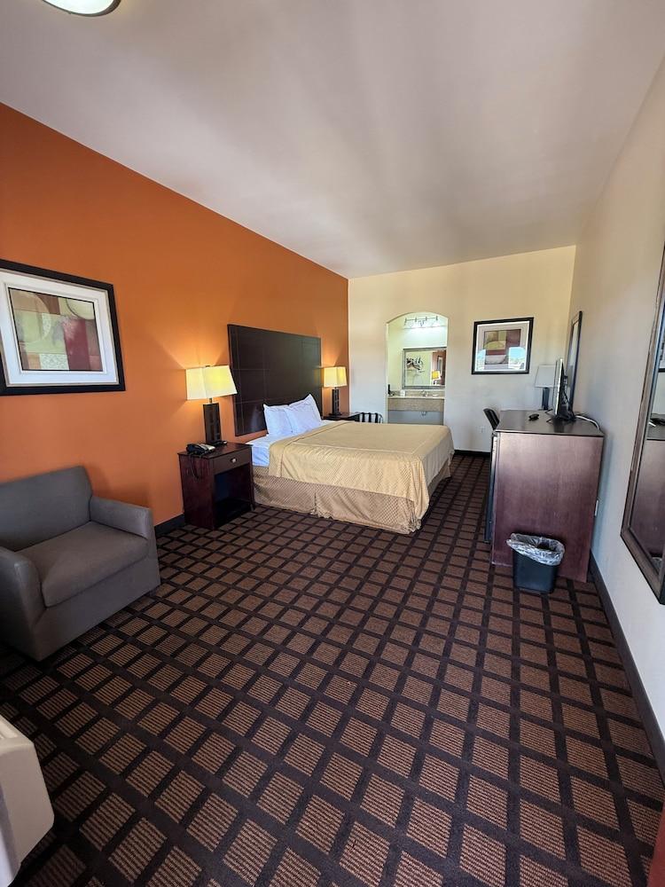 Executive Inn & Suites photo 4