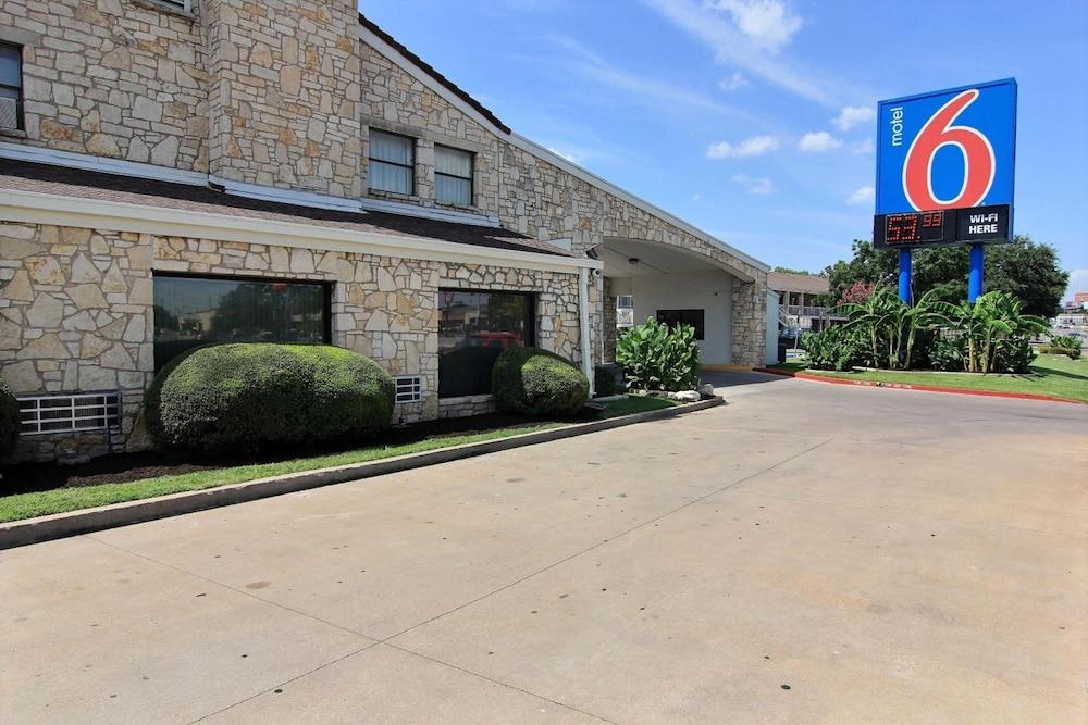 Motel 6 Austin, TX - Central Downtown UT photo 34