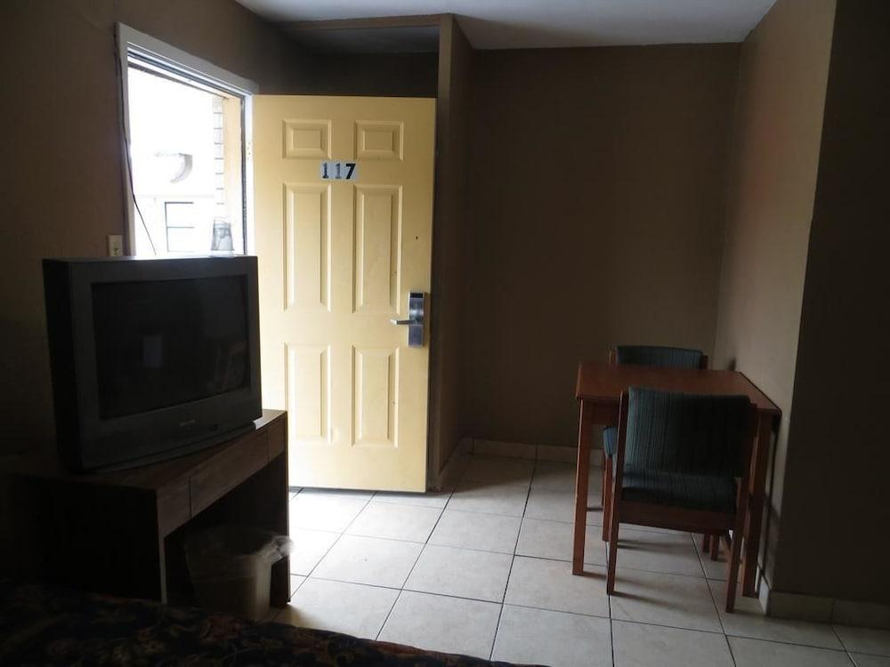 Travel Inn & Suites photo 8