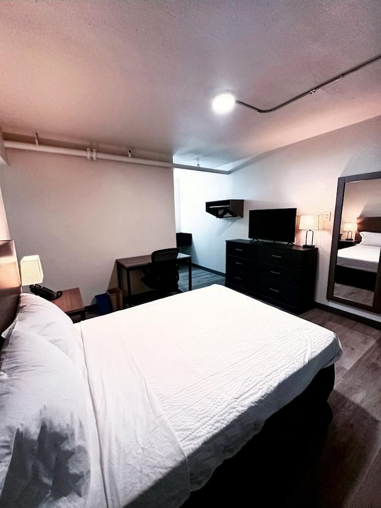 Studio City Suites, A Travelodge By Wyndham photo 4