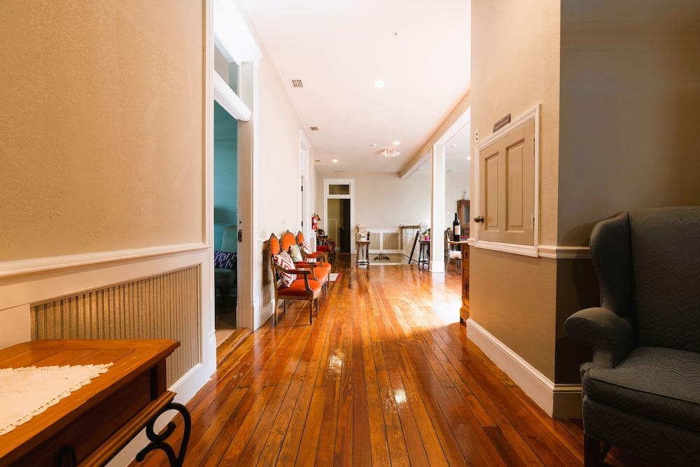 Oak Tree Hotel photo 2