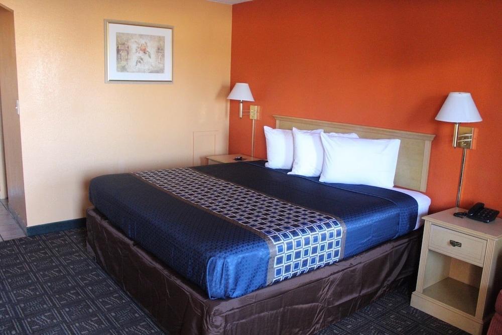 Hutchinson Inn photo 35