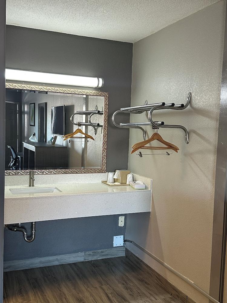 Executive Inn Locust Grove by Capital O photo 10